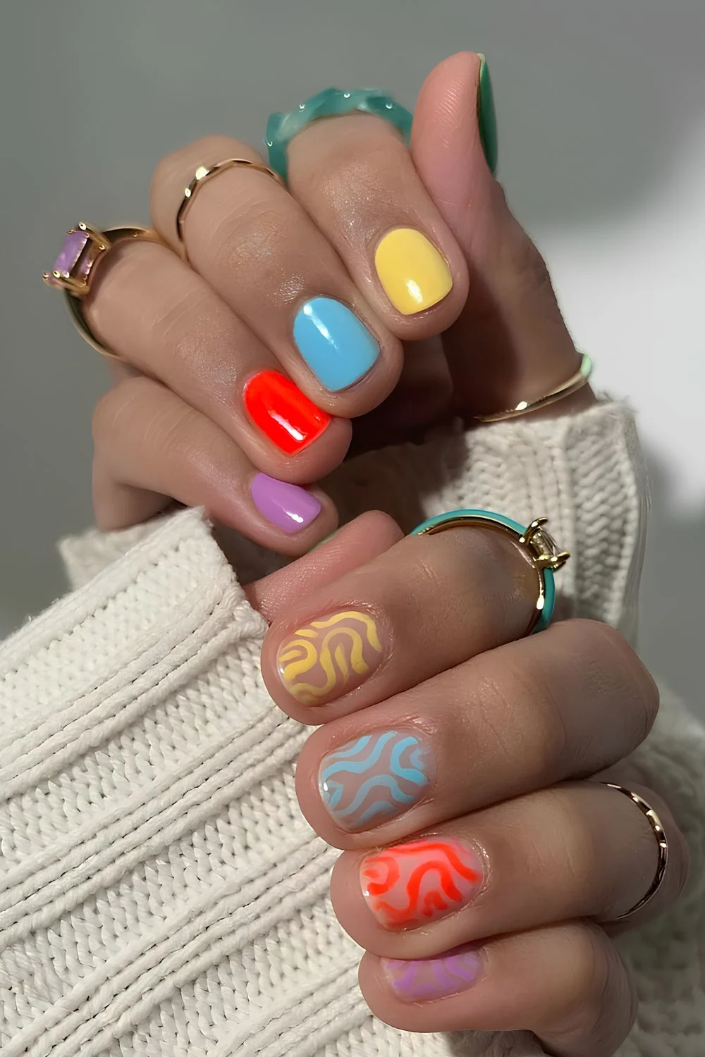 Bunte Skittle-Mani mit Akzent-Swirls