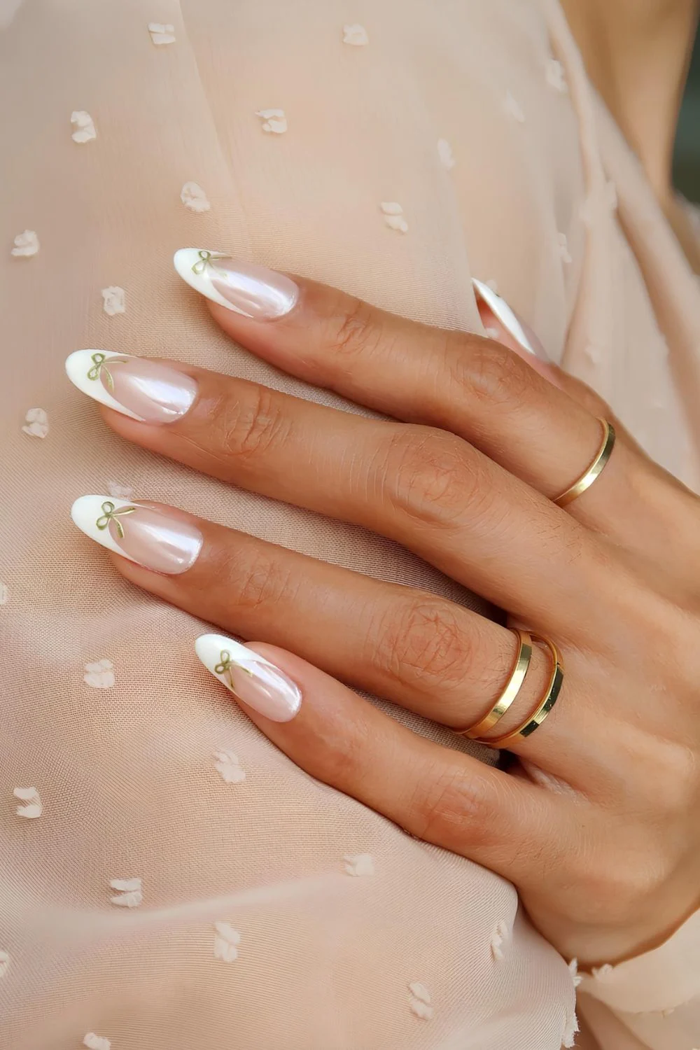 Chrome French Tips mit goldenen Schleifen