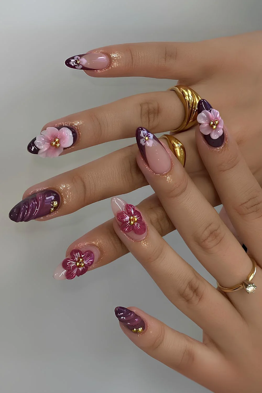 Lila Mani mit skulptierten Blumenakzenten