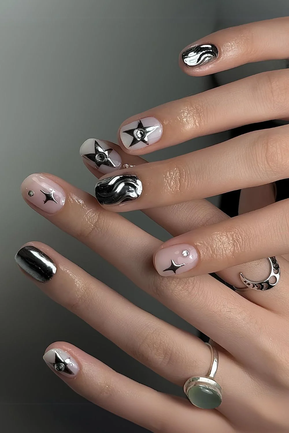 Milchige Nägel mit silbernen Chrome-Akzenten