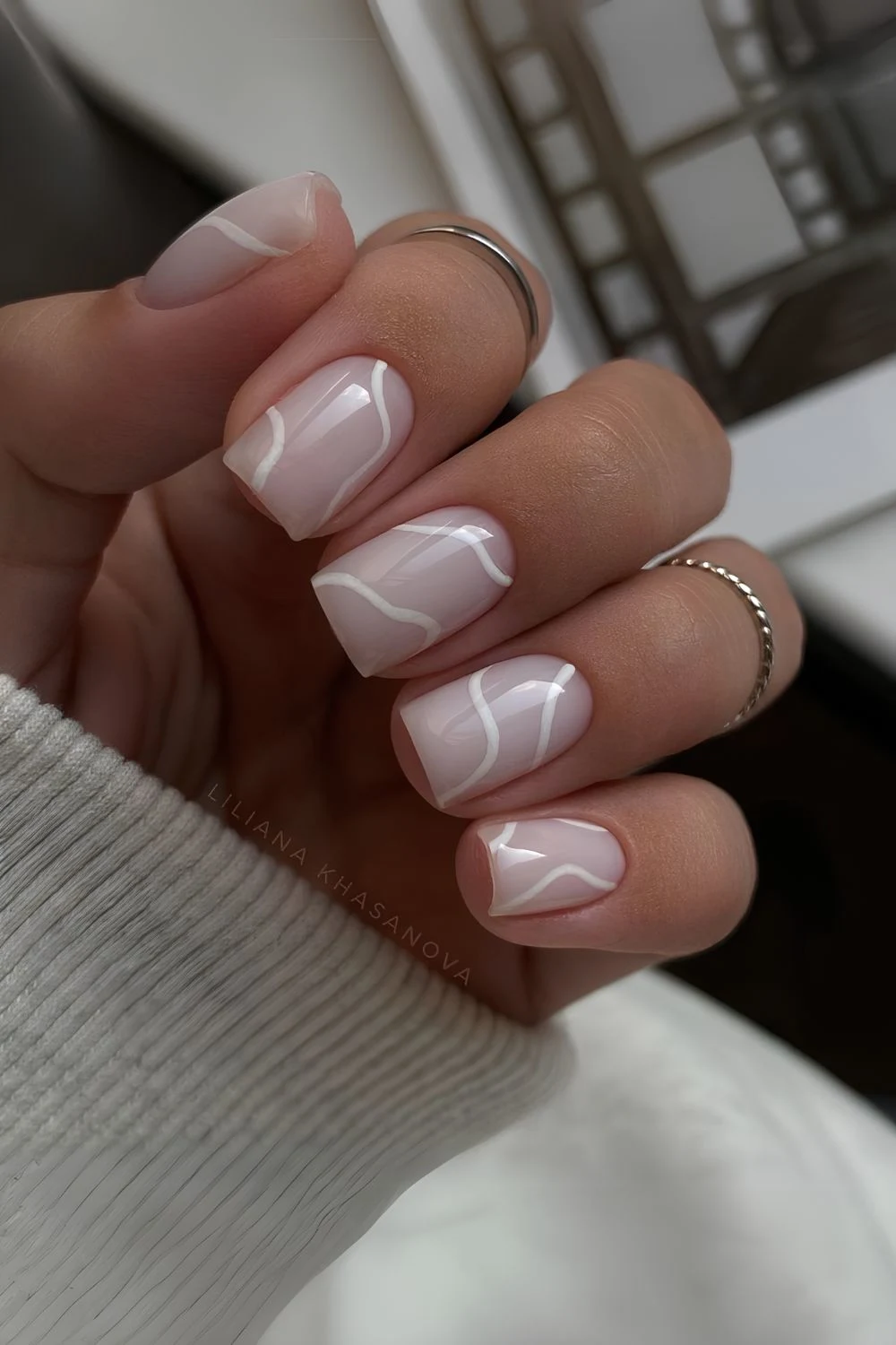 Milchig-weiße Nägel mit Swirls