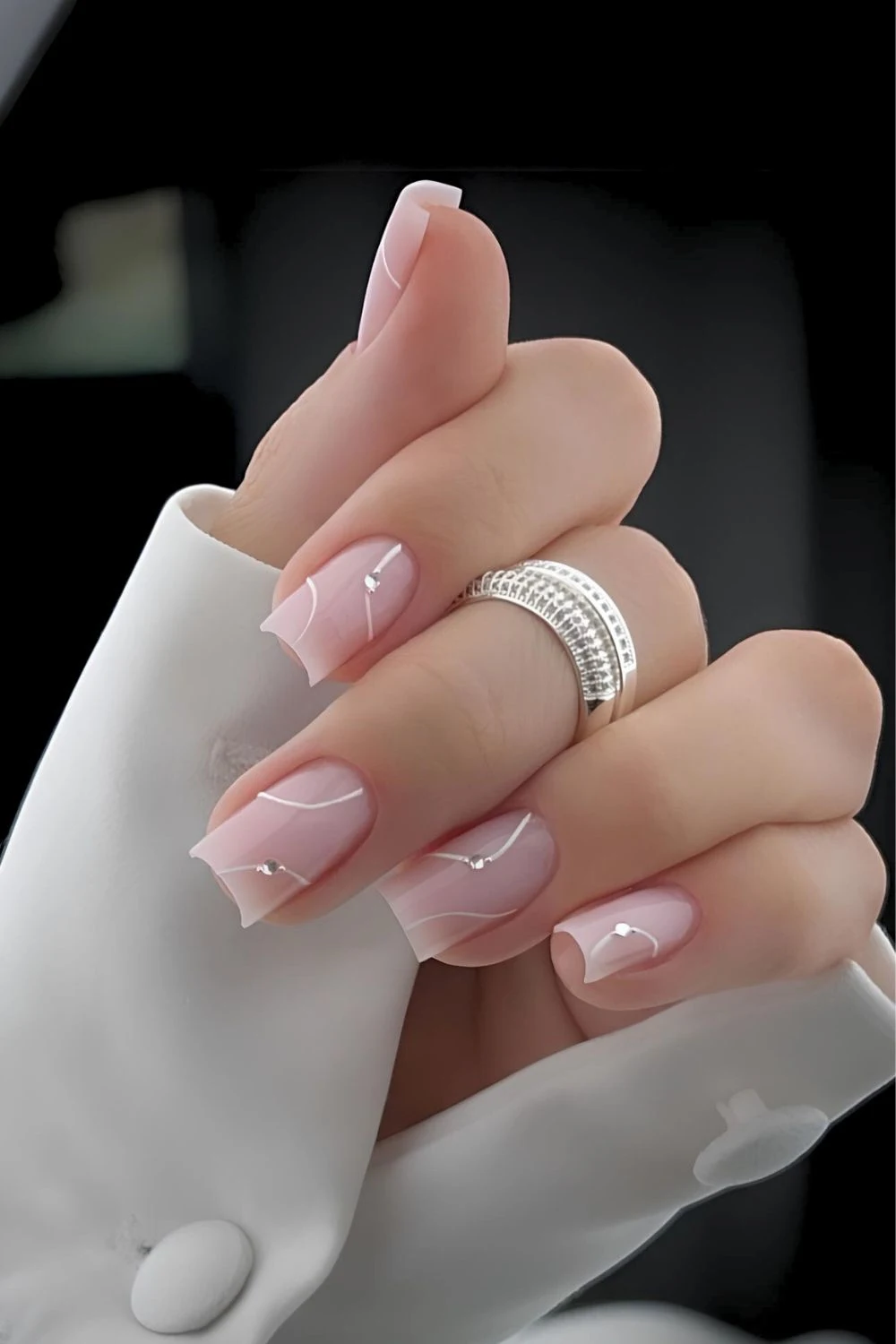 Milky Pink Nails mit Swirls & Strass