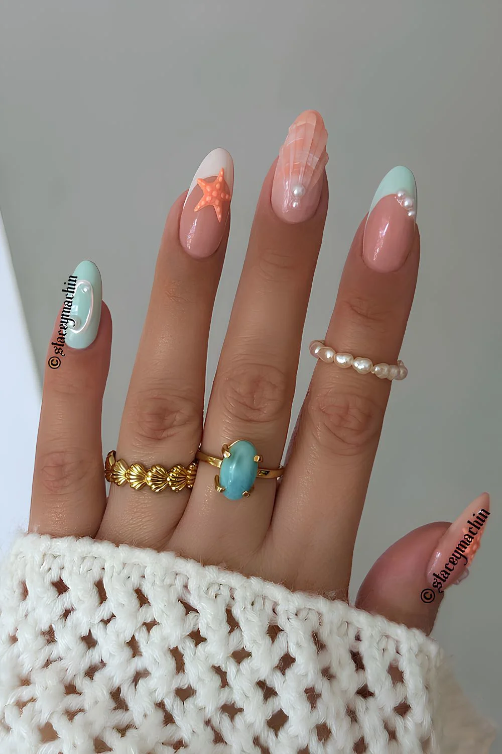 Mix-and-Match-Mani mit Perlen und Muscheln