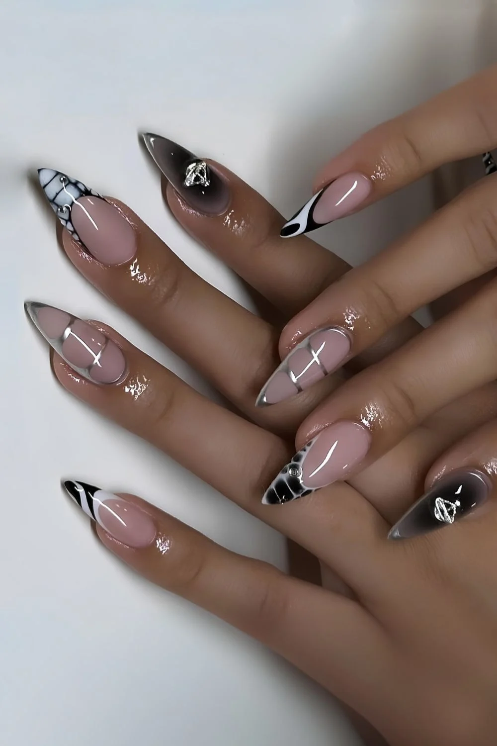 Monochrome Mix-and-Match-Mani mit silbernen Akzenten
