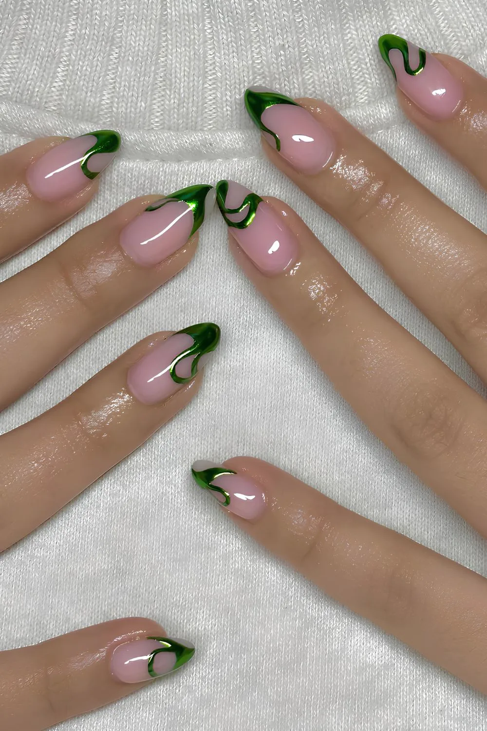 Rosa Nägel mit grünen Chrome-Swirls