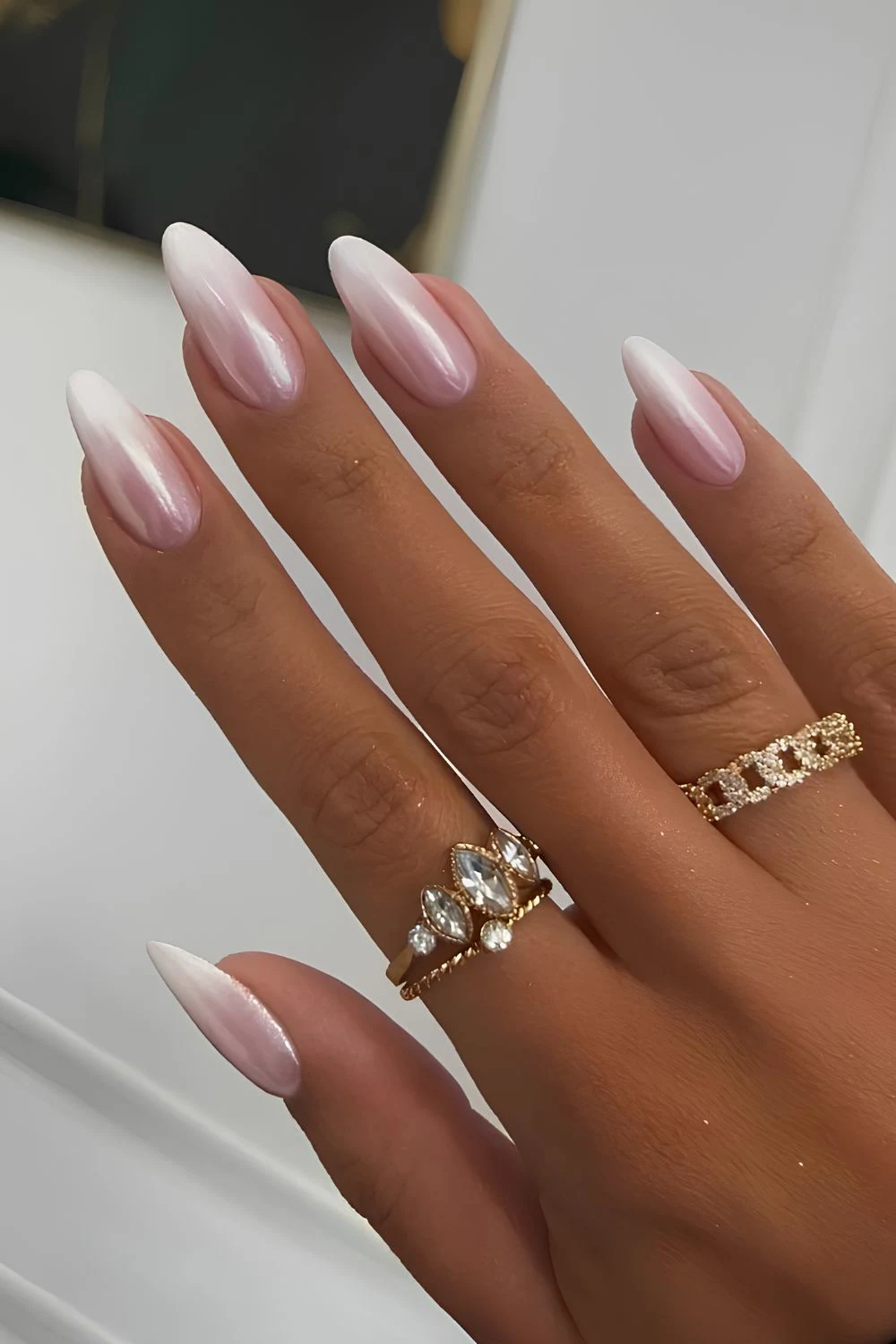 Weiße Chrome-Effekt Ombré Maniküre