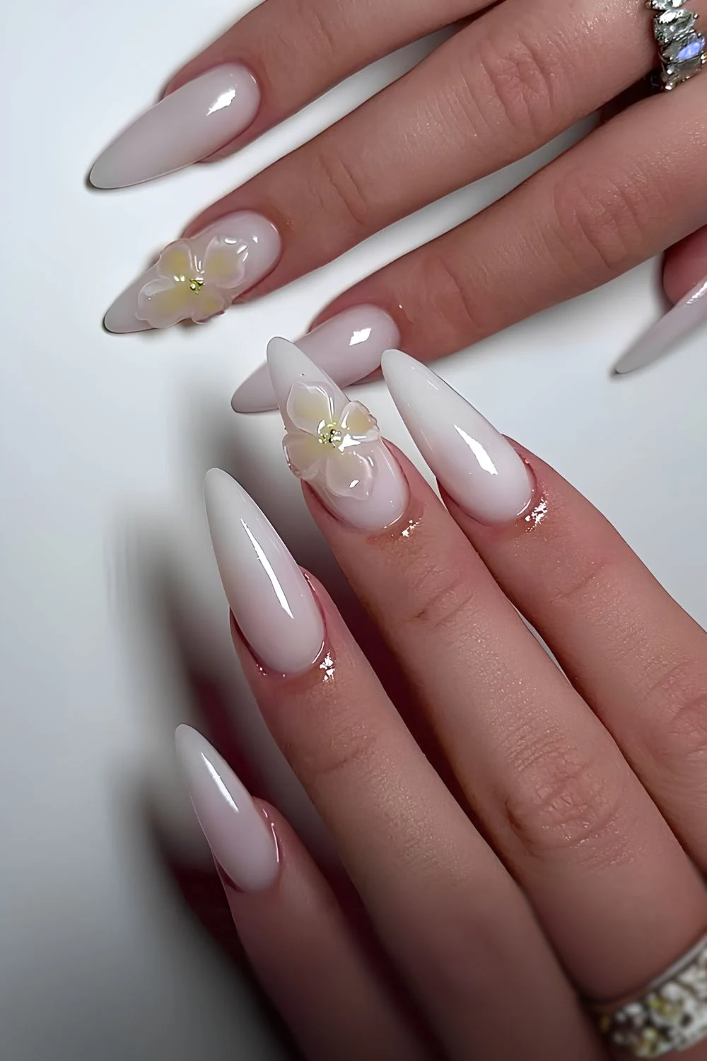 Weiße Maniküre mit 3D-Blumen-Akzenten