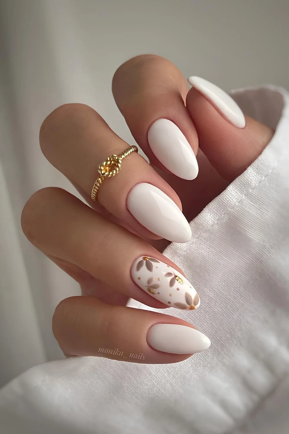 Weiße Maniküre mit neutralen Blumen-Designs