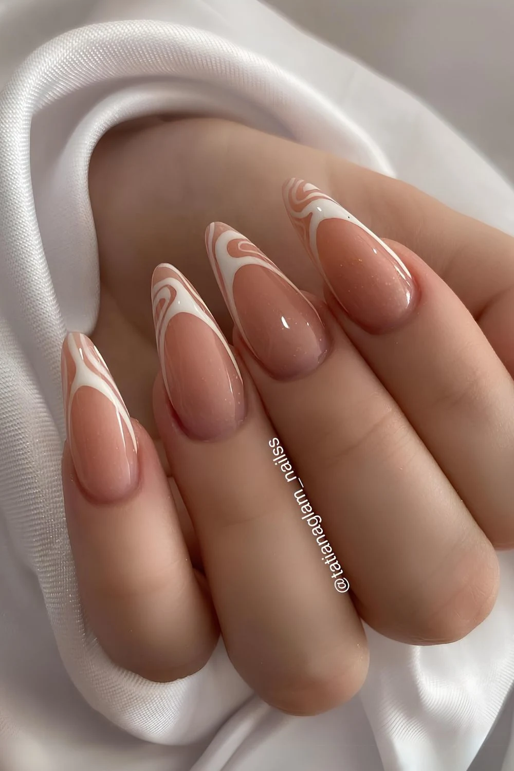 Weiße Swirly French Nails