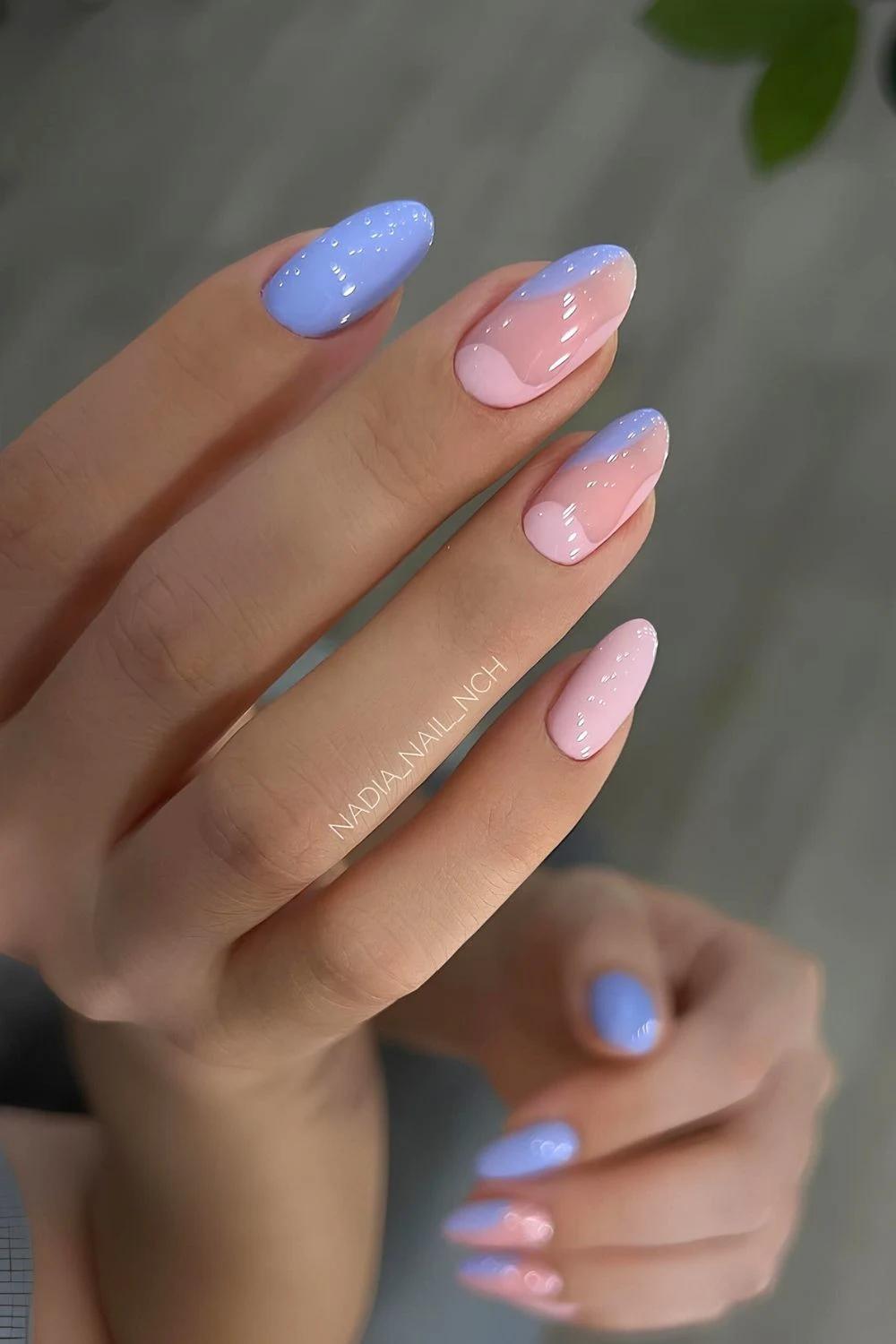 Babyrosa und Lavendelnägel mit Negativraum