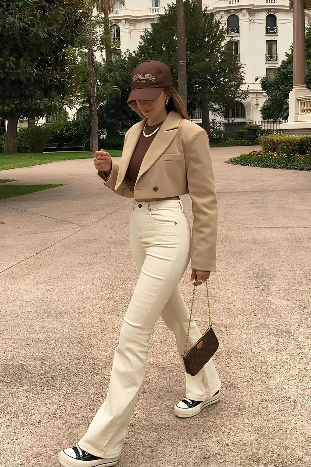 Beige Hose und kurzer karamellfarbener Blazer
