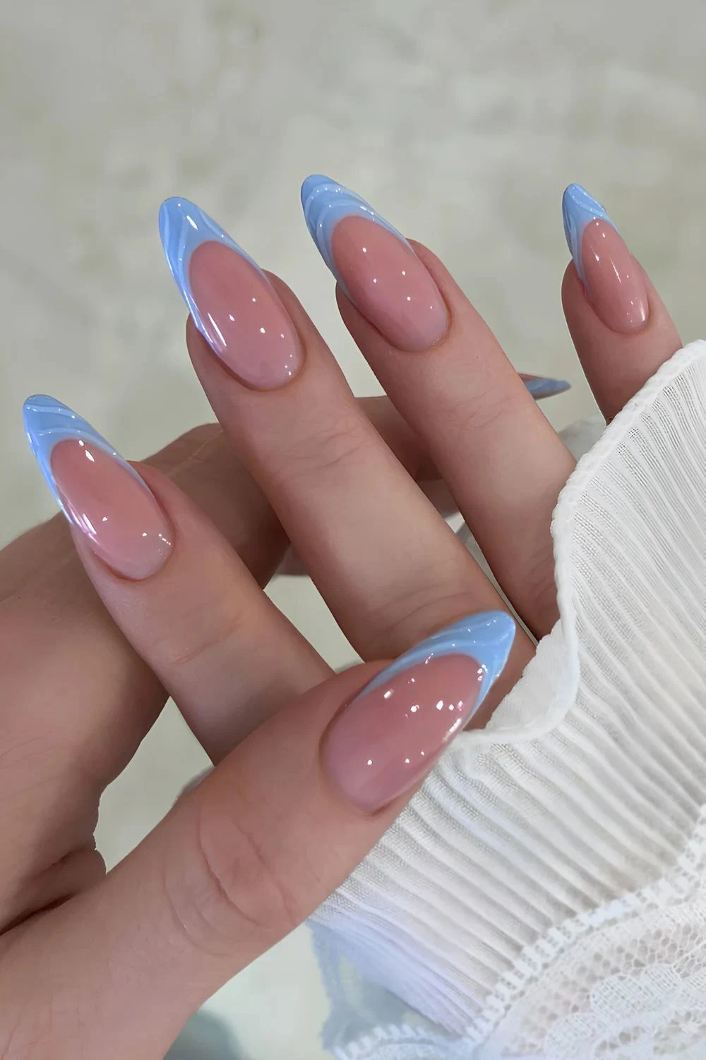 Blaue French-N&auml;gel mit 3D-Effekt