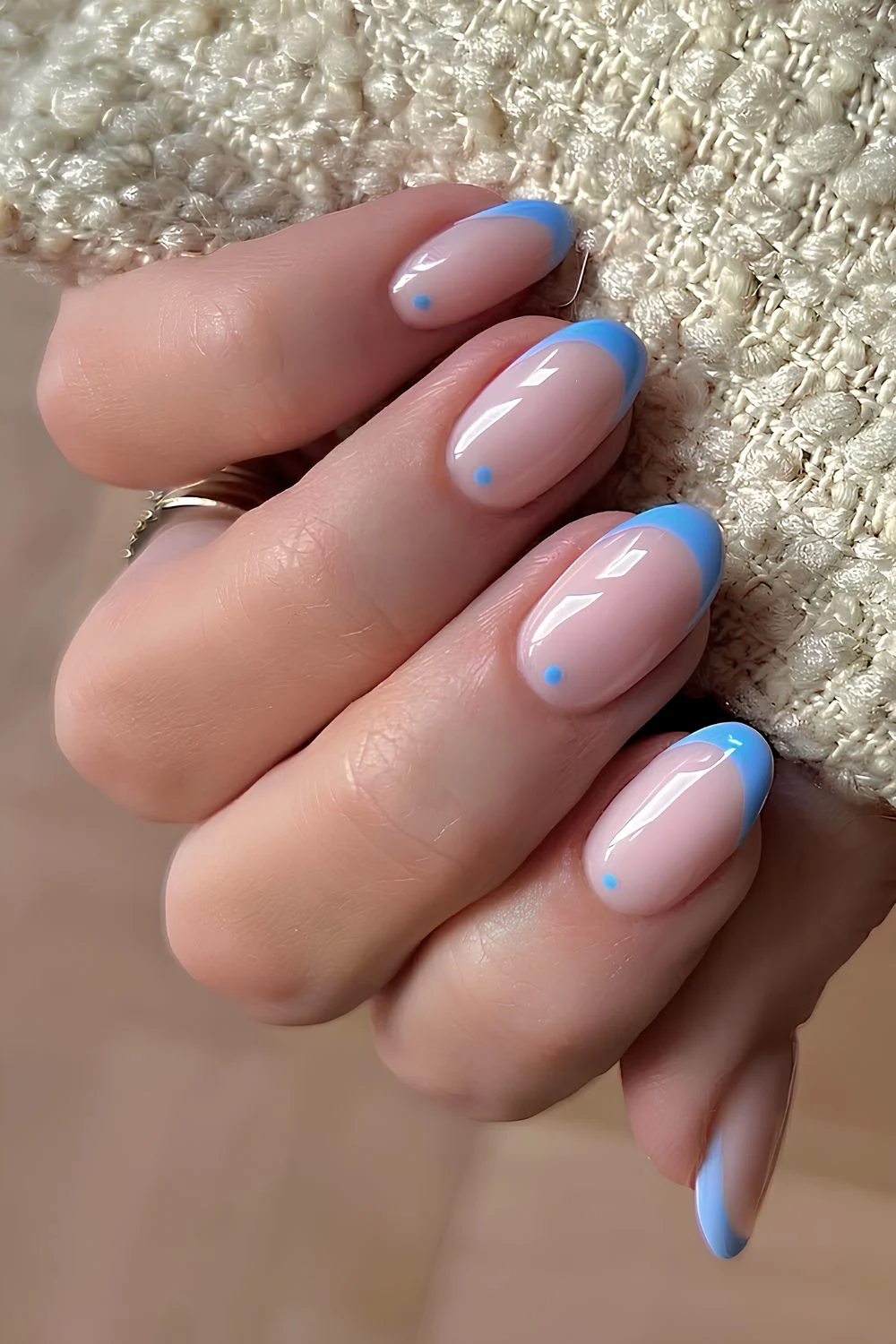 Blaue French-Nägel mit Punktakzenten