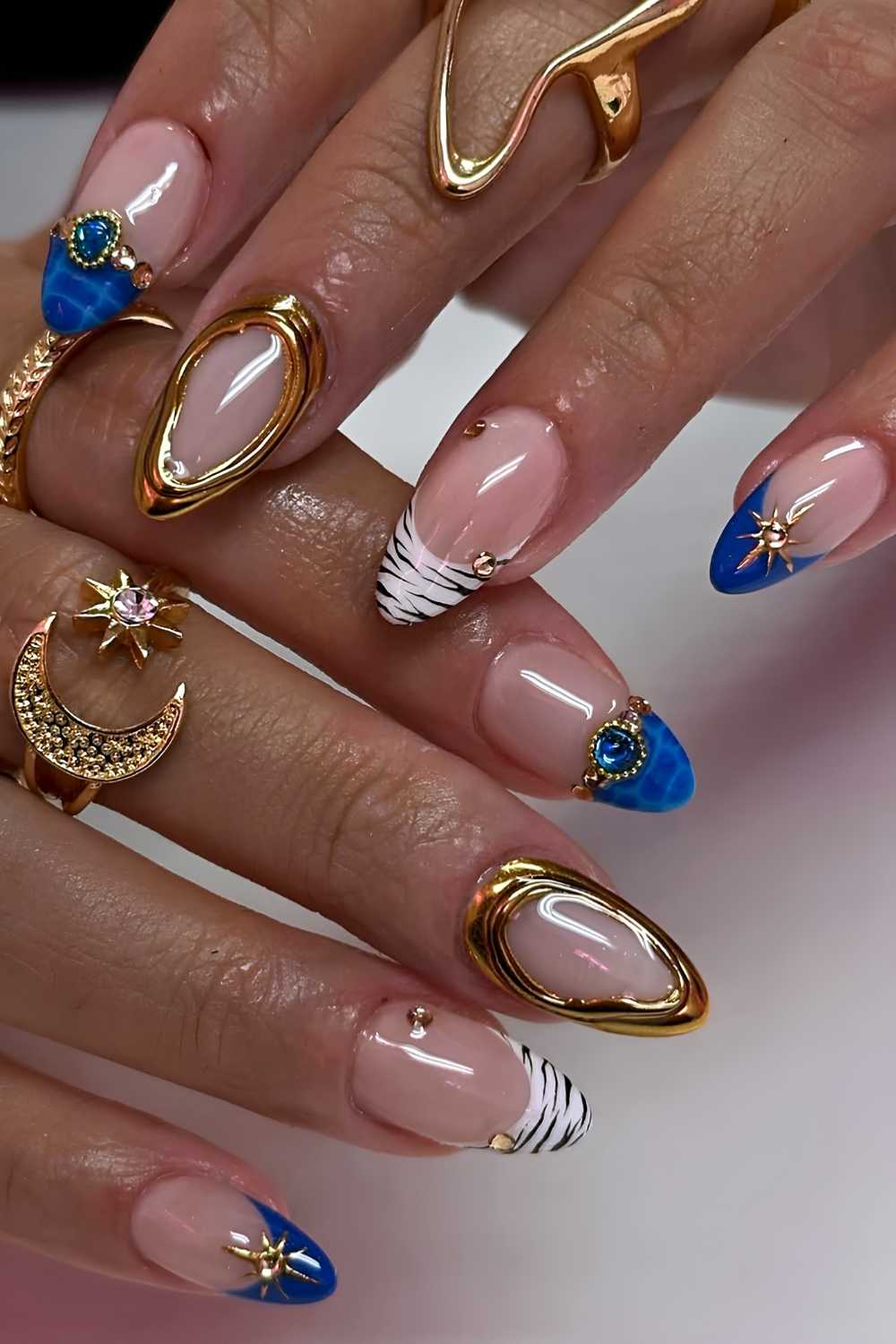 Blaue Naegel mit Animal Print und Gold