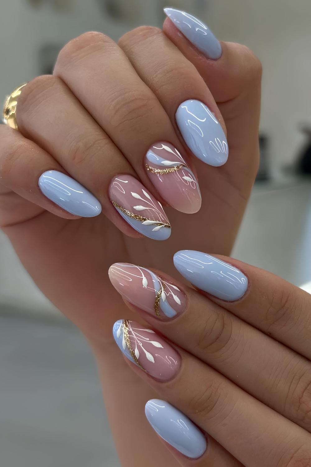 Blaue Naegel mit Goldglitzer und Blaettern