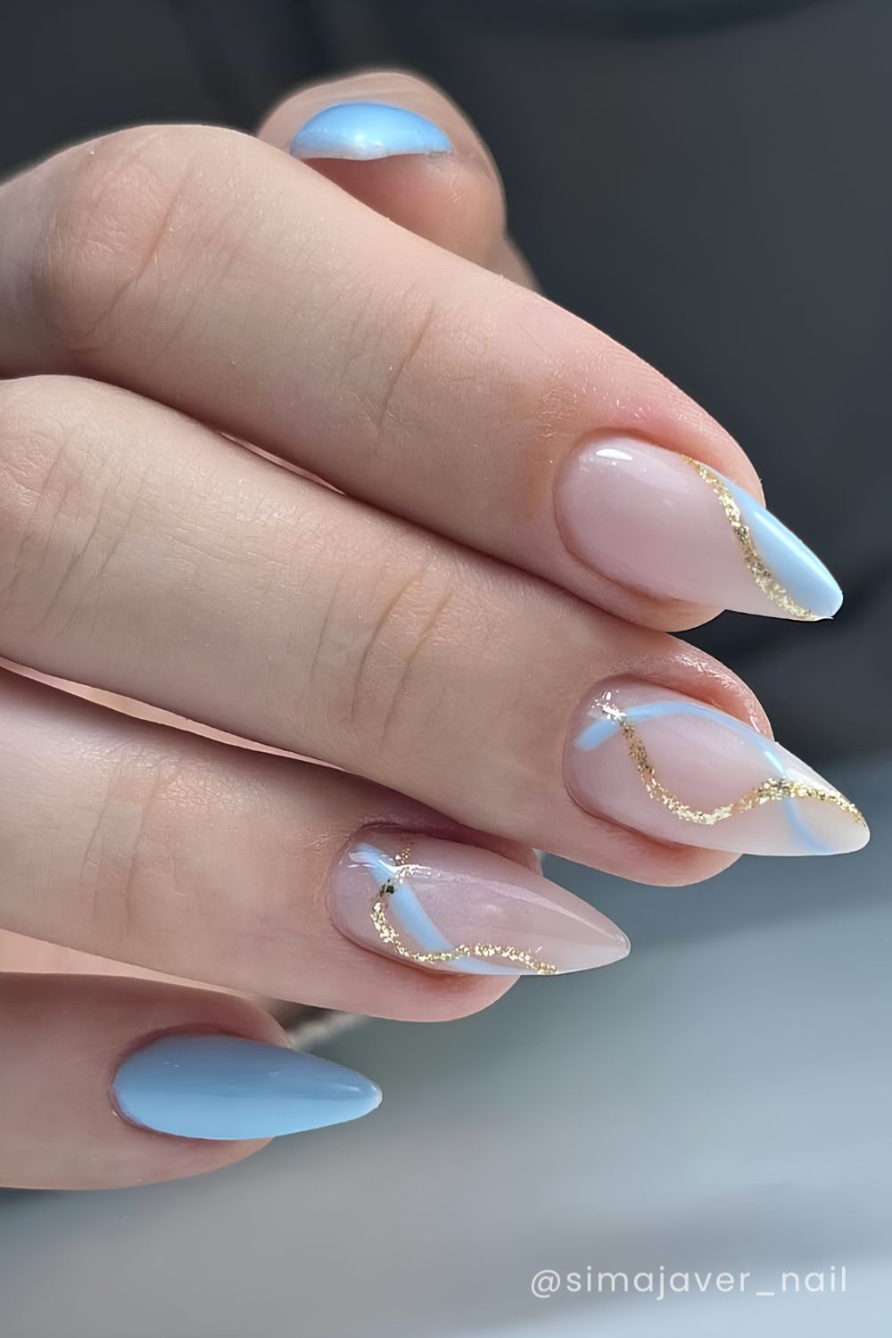 Blaue Naegel mit Swirls und Goldglitzer