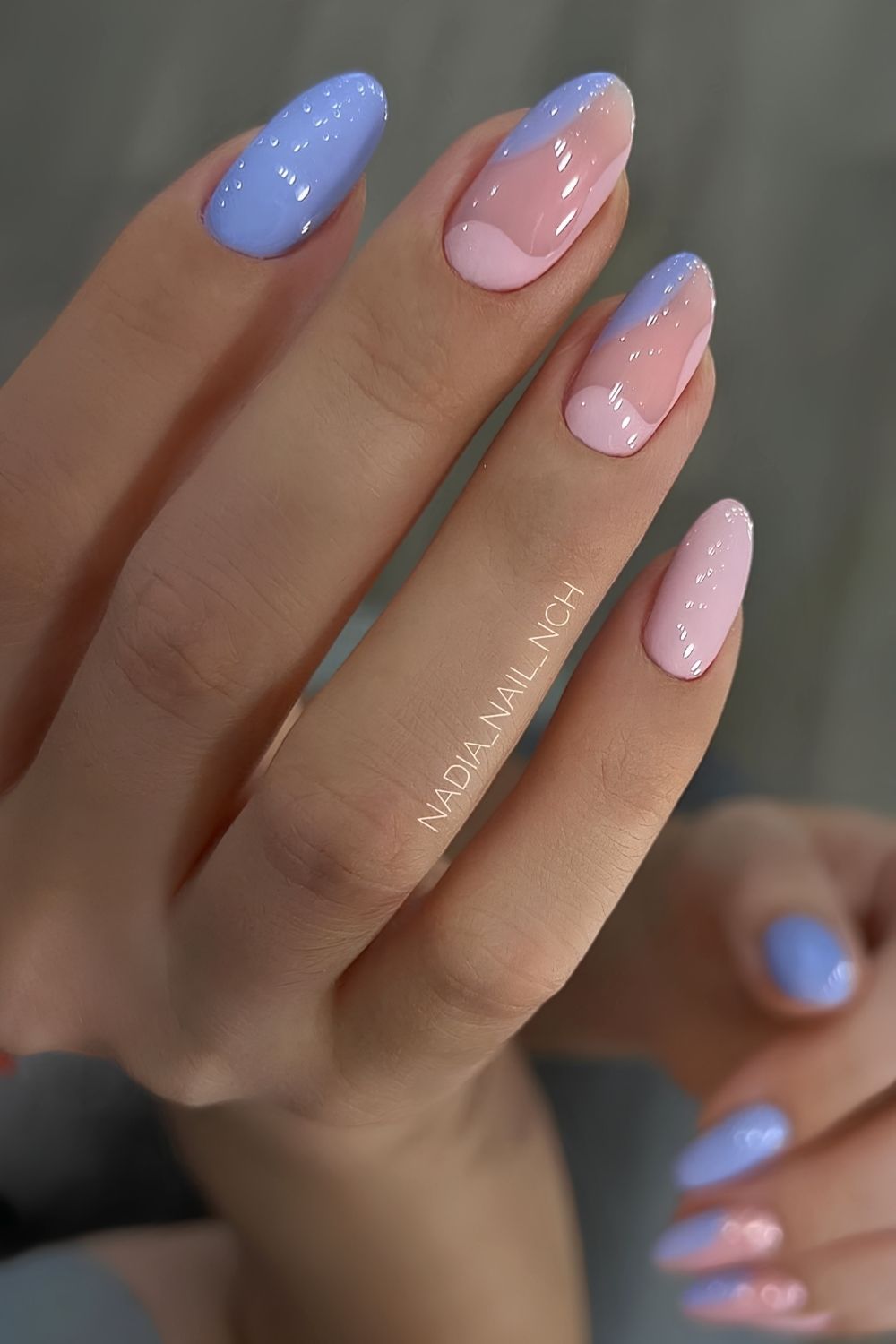 Blaue und Rosa Mani mit Negative Space Design
