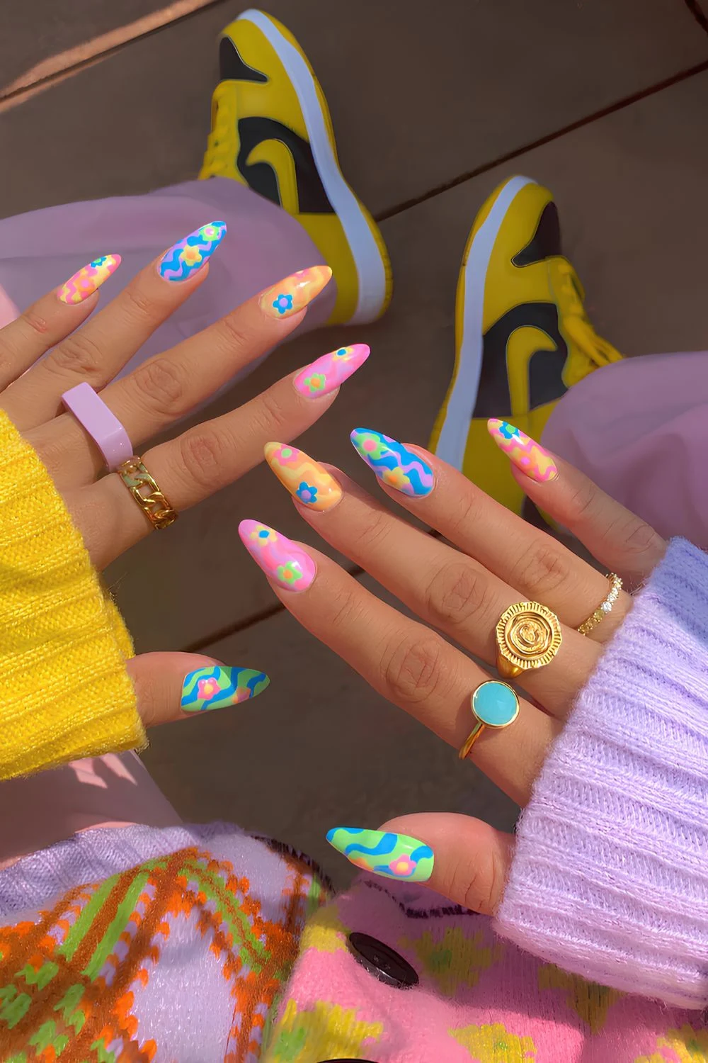 Bunte Blumen Nägel mit Swirl Akzenten