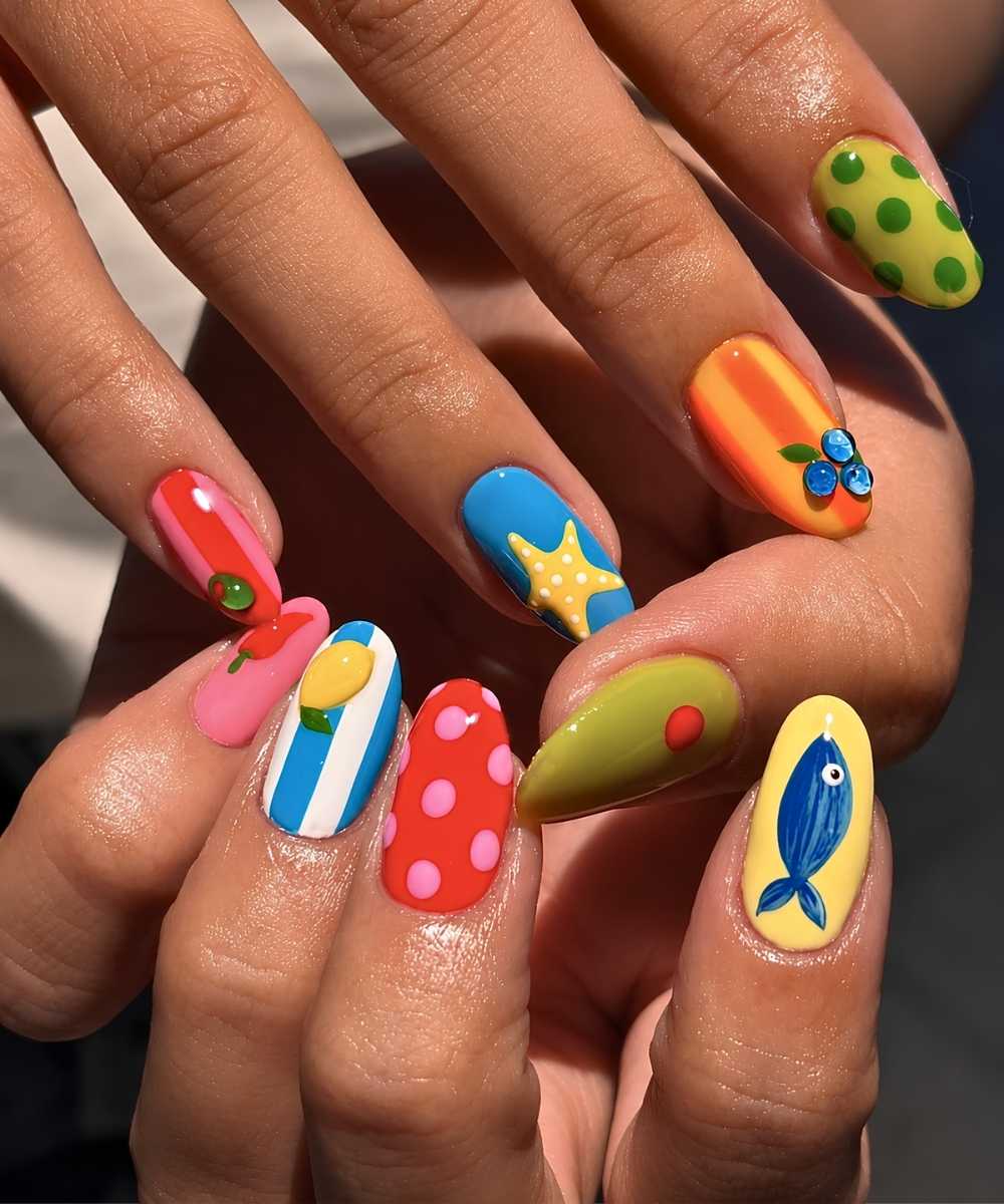 Bunte Manikuere mit Frucht und Fischmotiven
