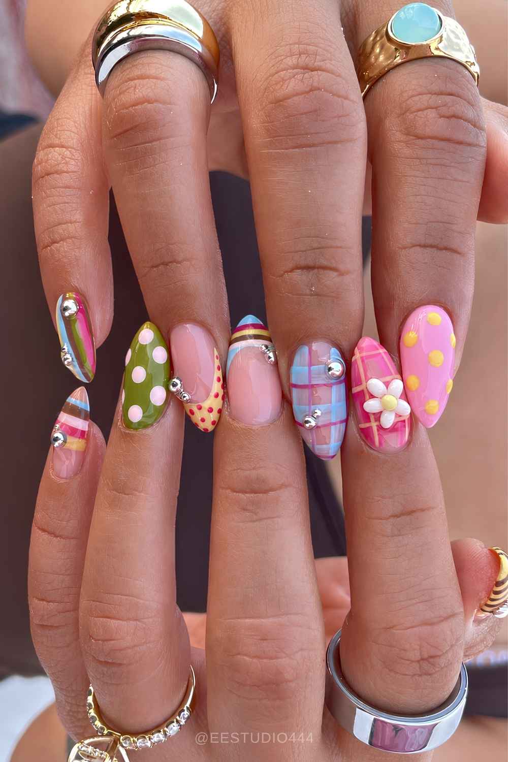 Bunte Mix and Match Naegel mit Metallperlen