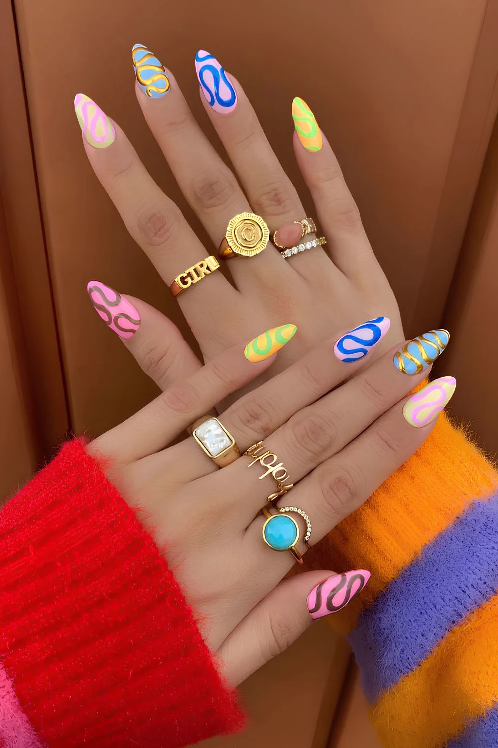 Bunte Nägel mit Swirl Design
