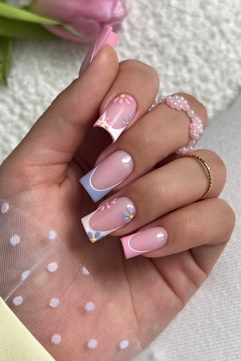 Bunte Pastell French Manikuere mit Blumen