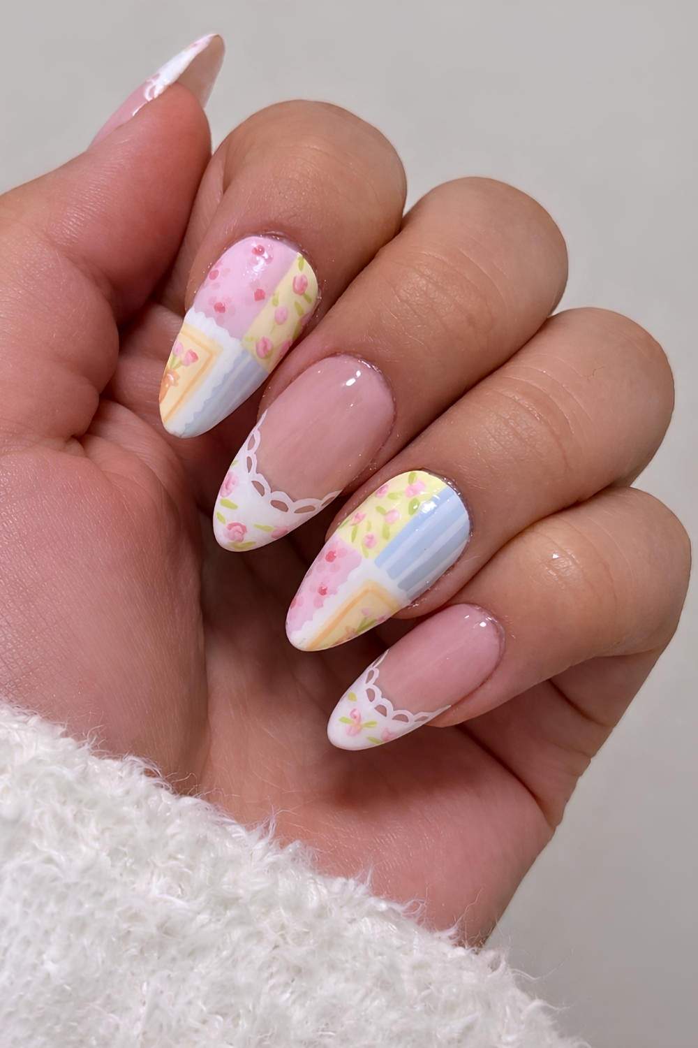 Bunte Pastell Mani mit Patchwork Muster