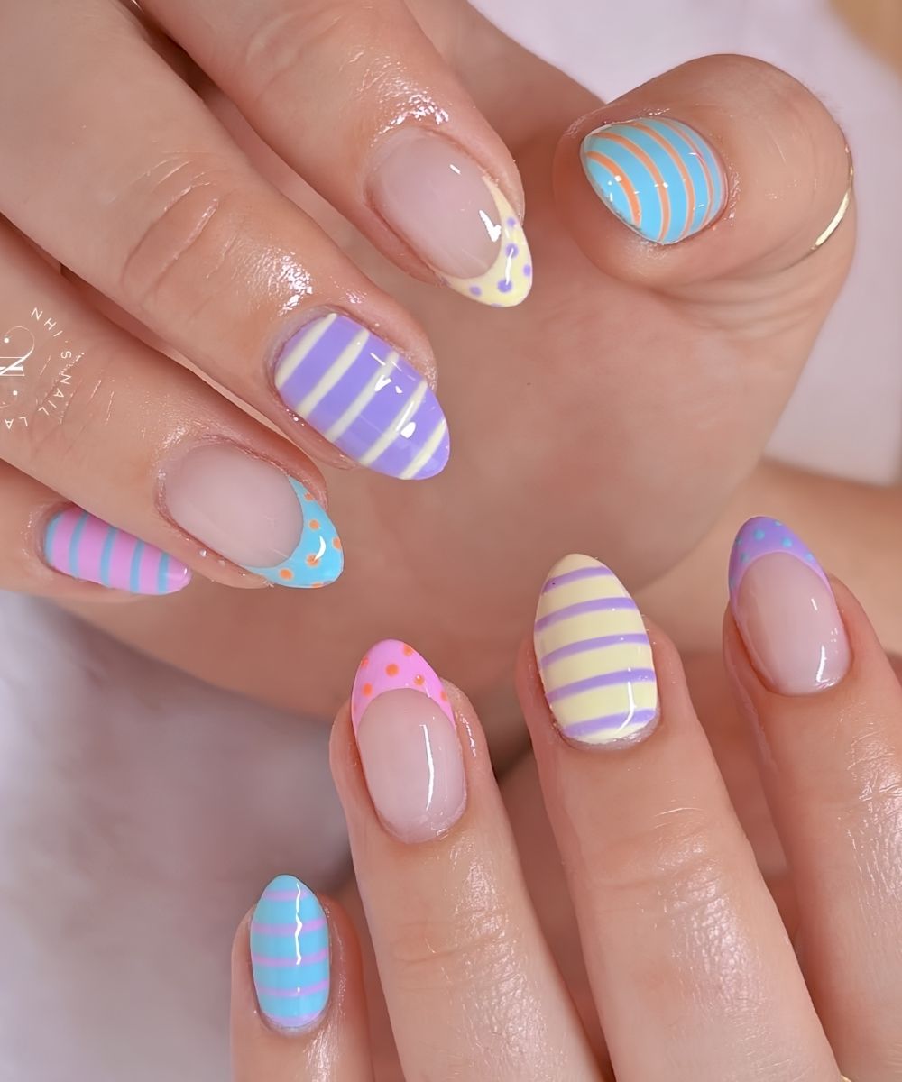 Bunte Pastell Mani mit Streifen und Punkten
