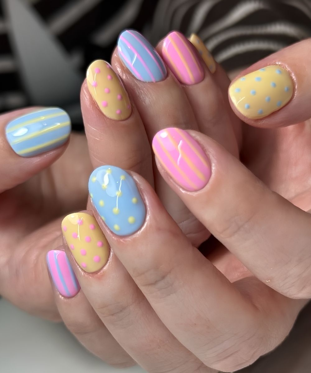Bunte Pastell Manikuere mit Streifen und Punkten