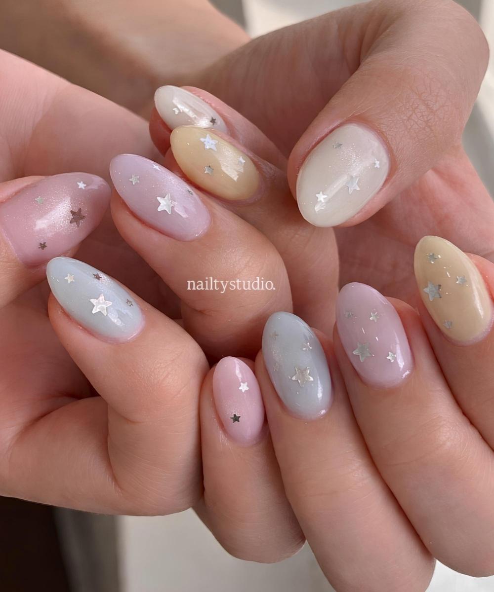 Bunte Pastell Naegel mit Silbernen Sternen