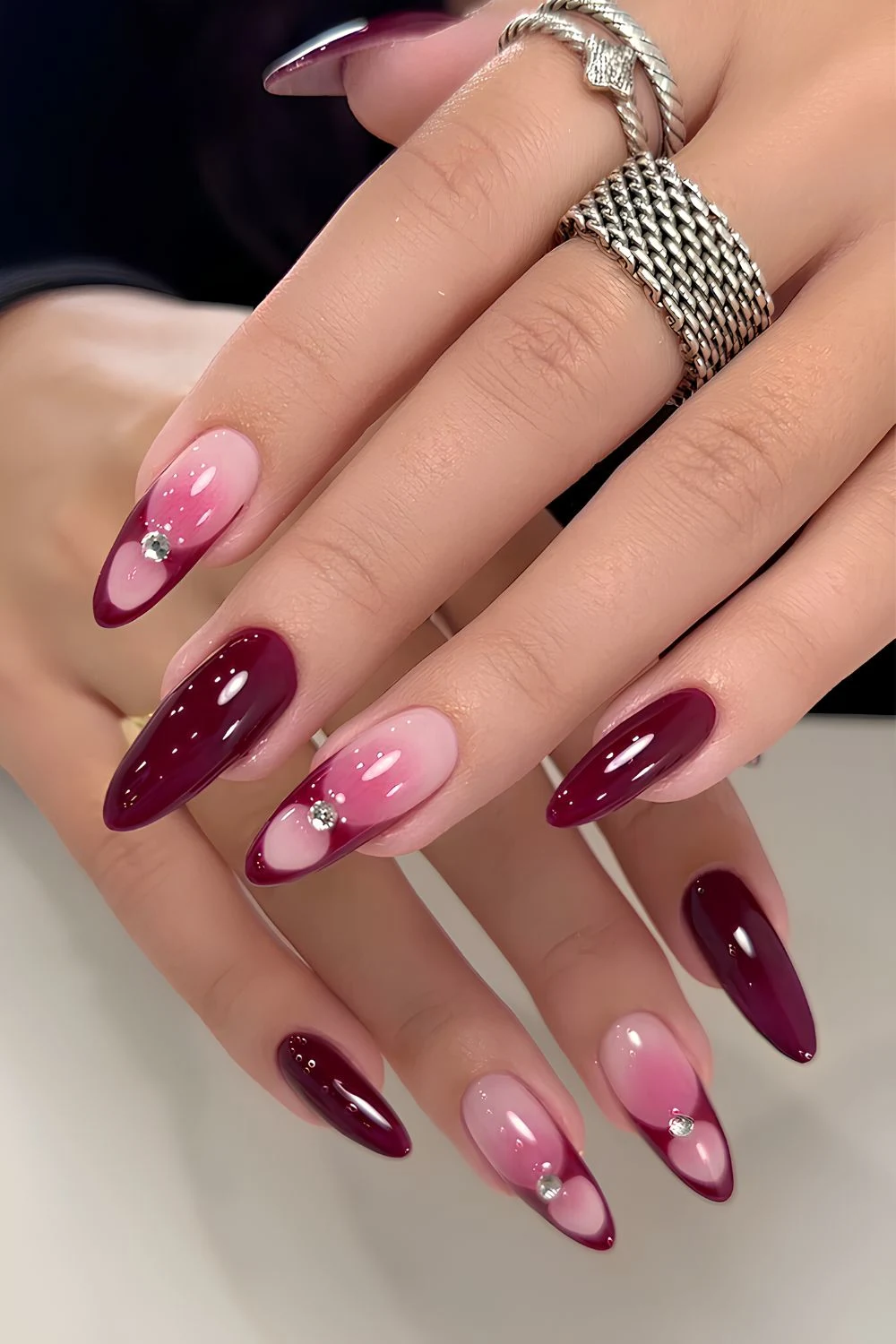 Burgundy- und Rosatöne mit Strassstein