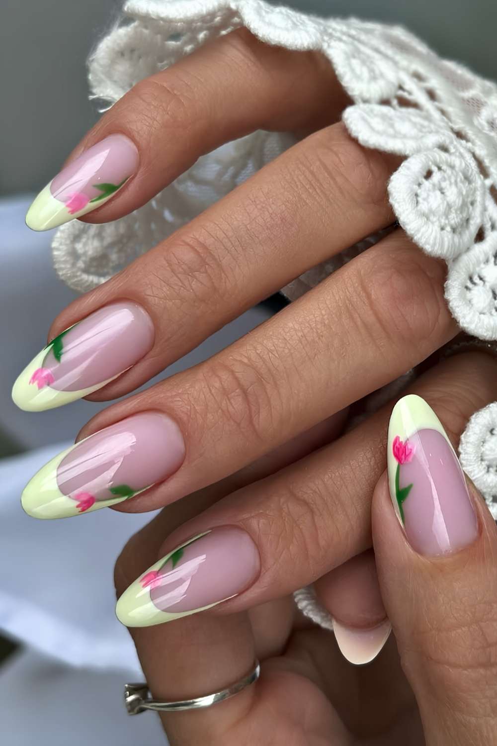 Buttergelbe French Naegel mit rosa Tulpen