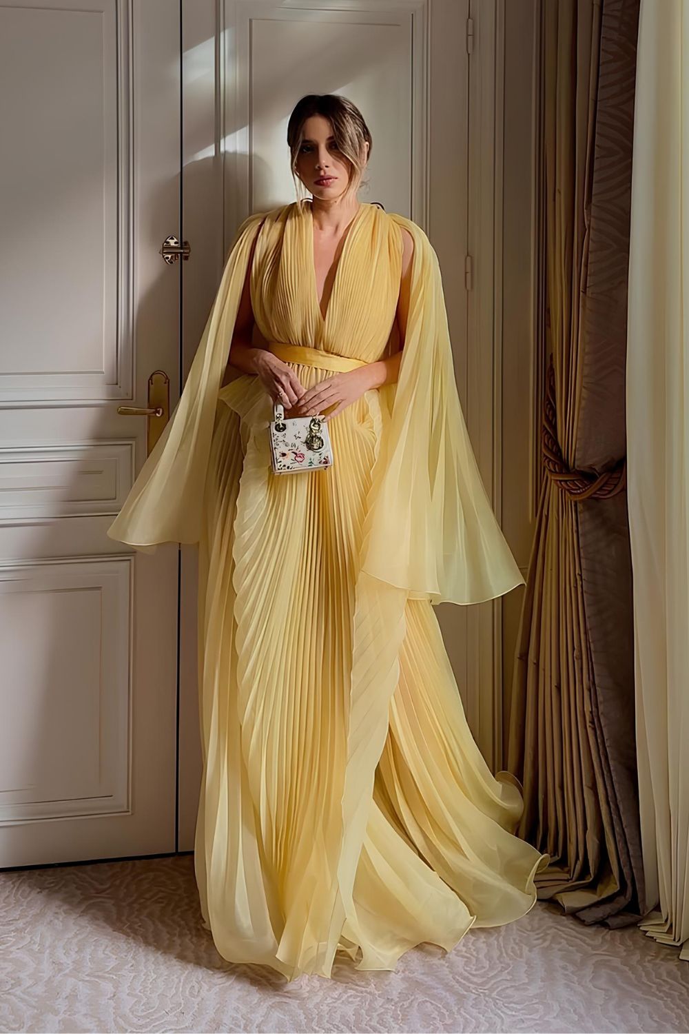 Buttergelbes Abiballkleid mit Plisseefalten und Capeärmeln
