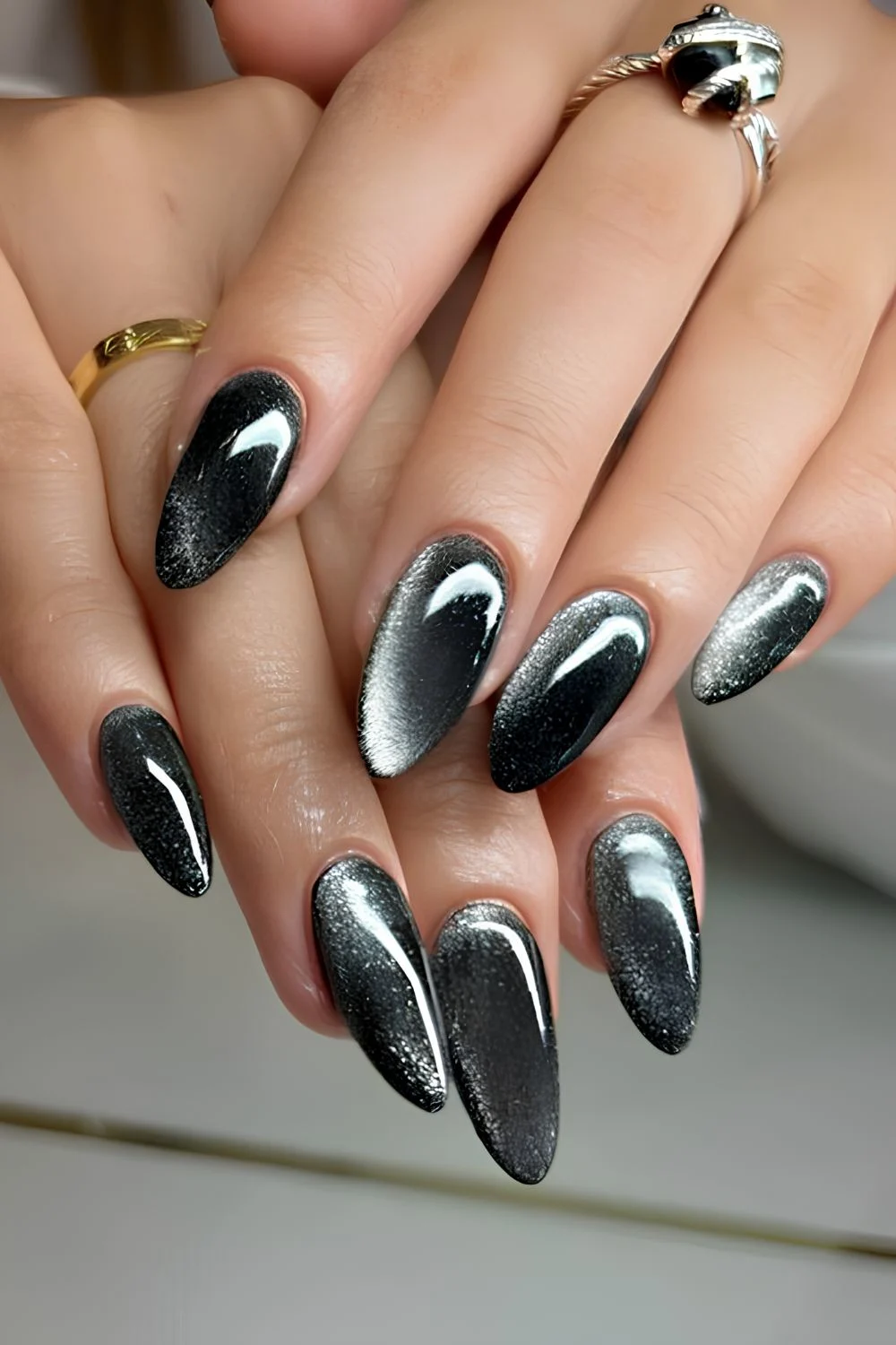 Cat-Eye-Maniküre in Schwarz