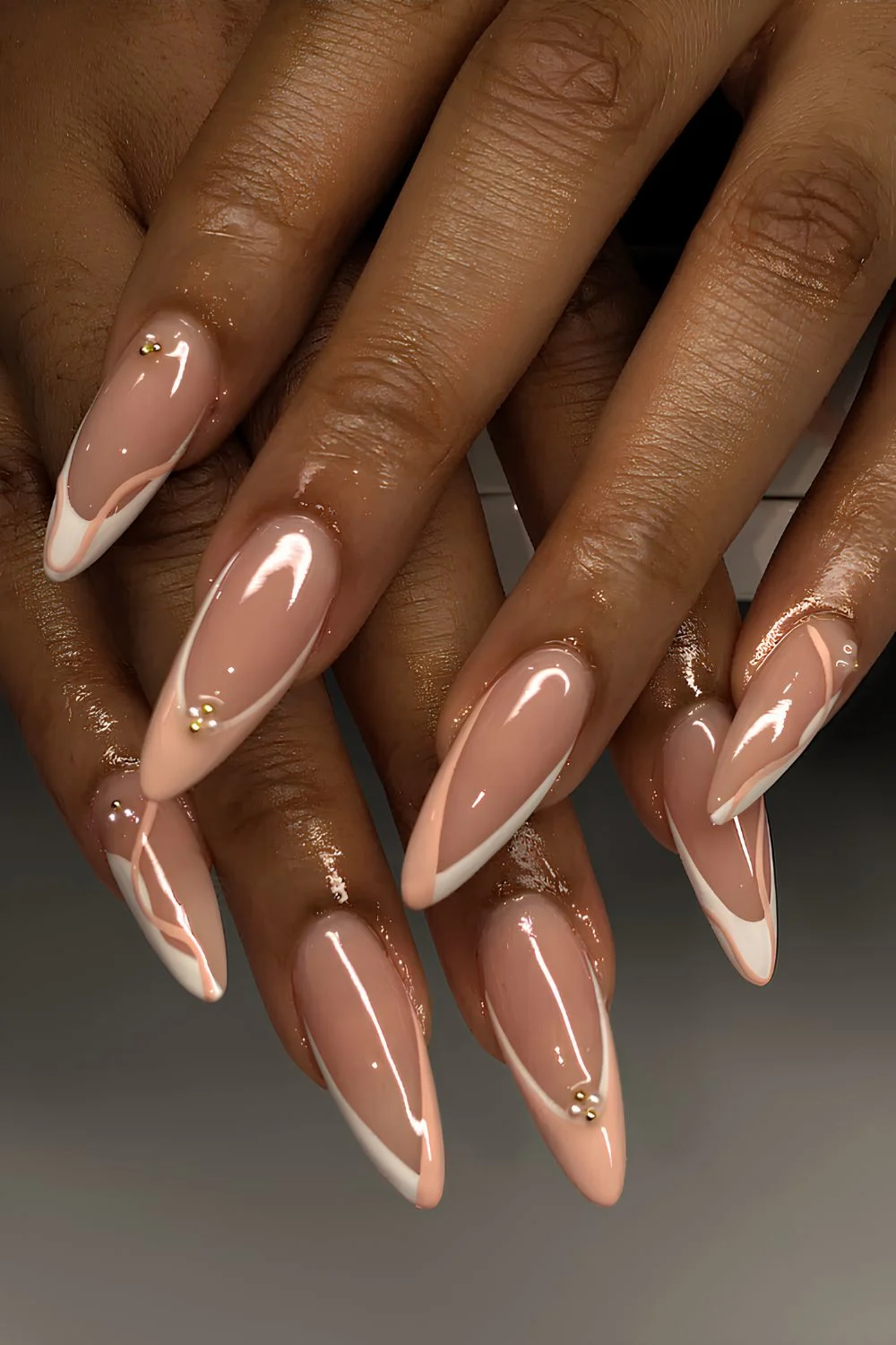 Champagner-Pfirsich-und-Weiß-French-Nägel