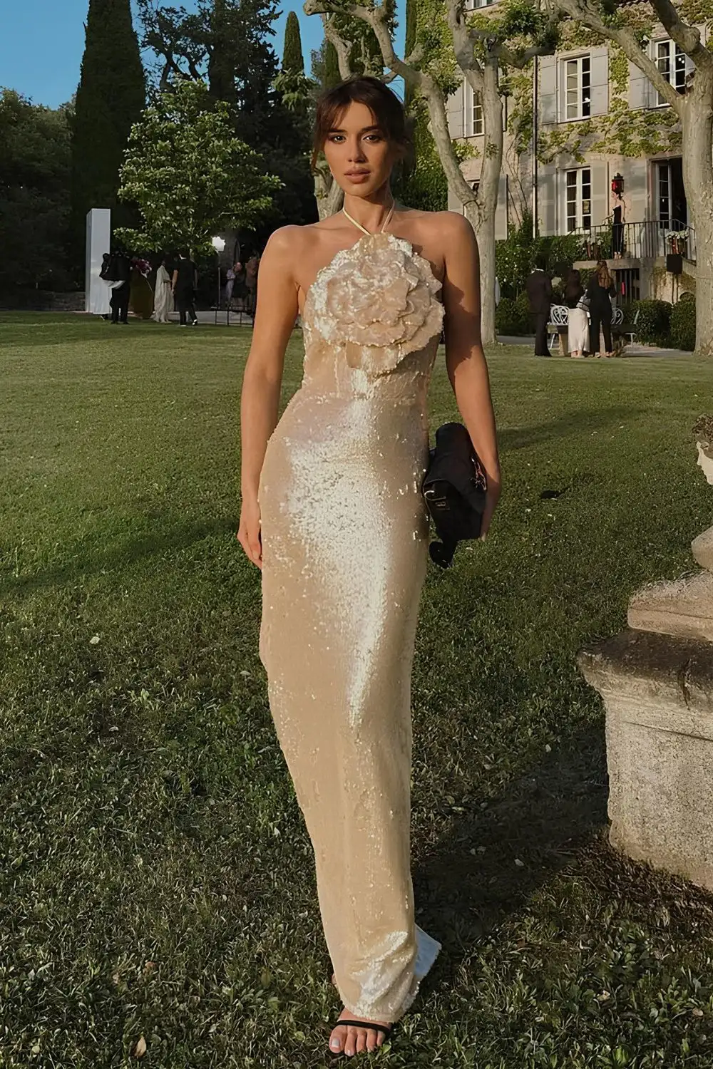 Champagnerfarbenes Pailletten-Abiballkleid mit Blumenakzent