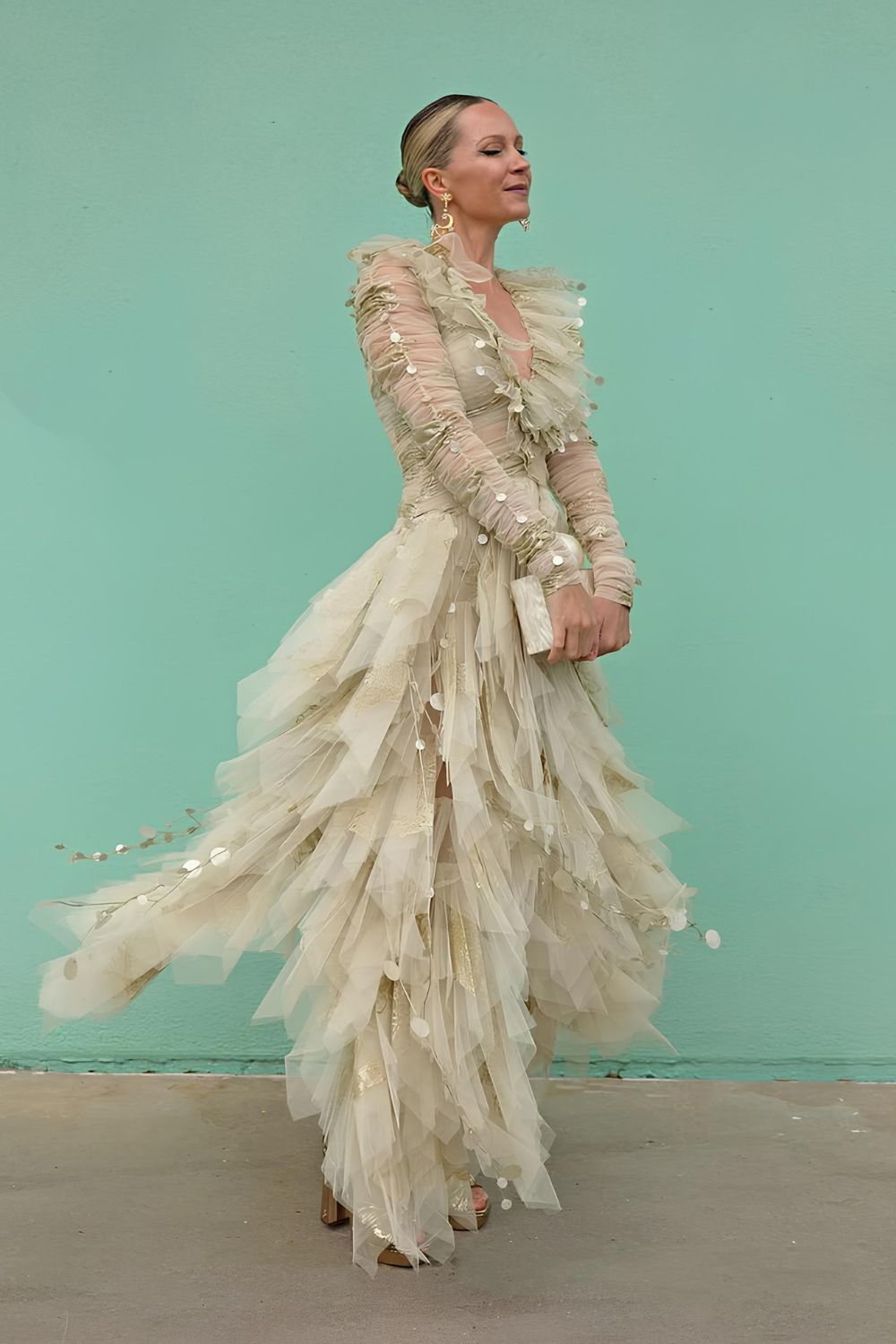 Champagnerfarbenes Rüschen-Abiballkleid mit Grüntönen und Glitzereffekt