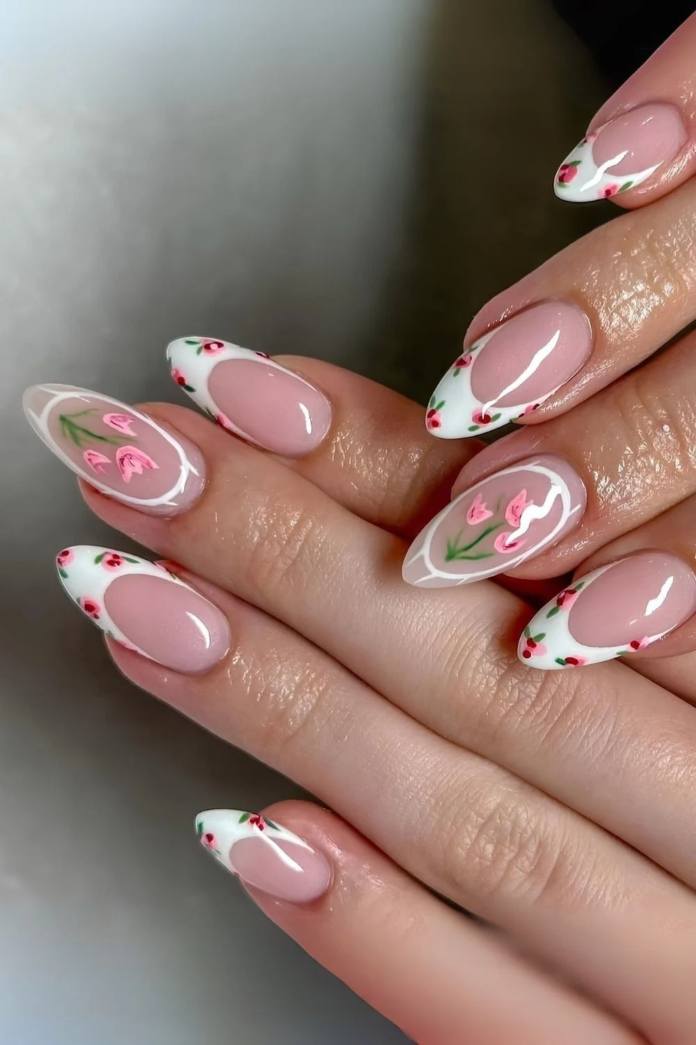 Coquette-French-Tips mit Minirosen und Tulpen-Akzentnägeln