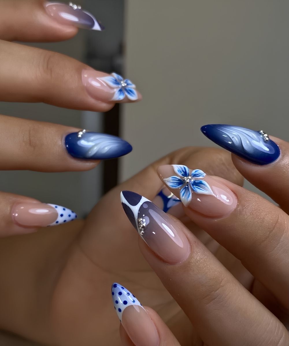 Dunkelblaue weisse Naegel mit Blumen und Punkten