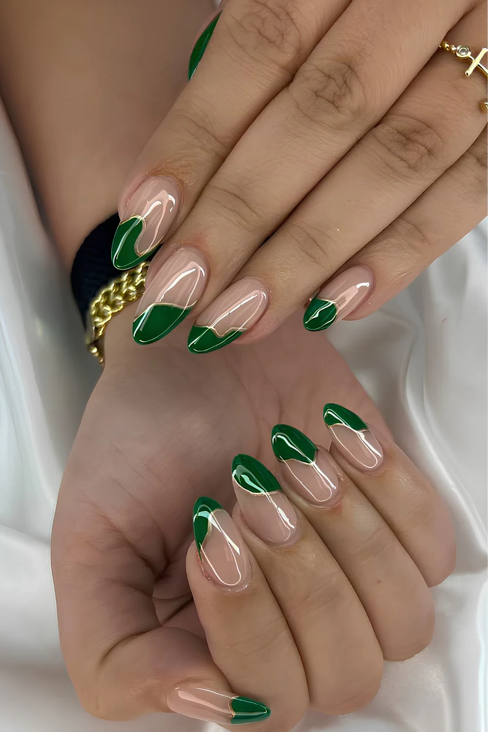 Dunkelgrüne French-Nägel mit abstraktem Design