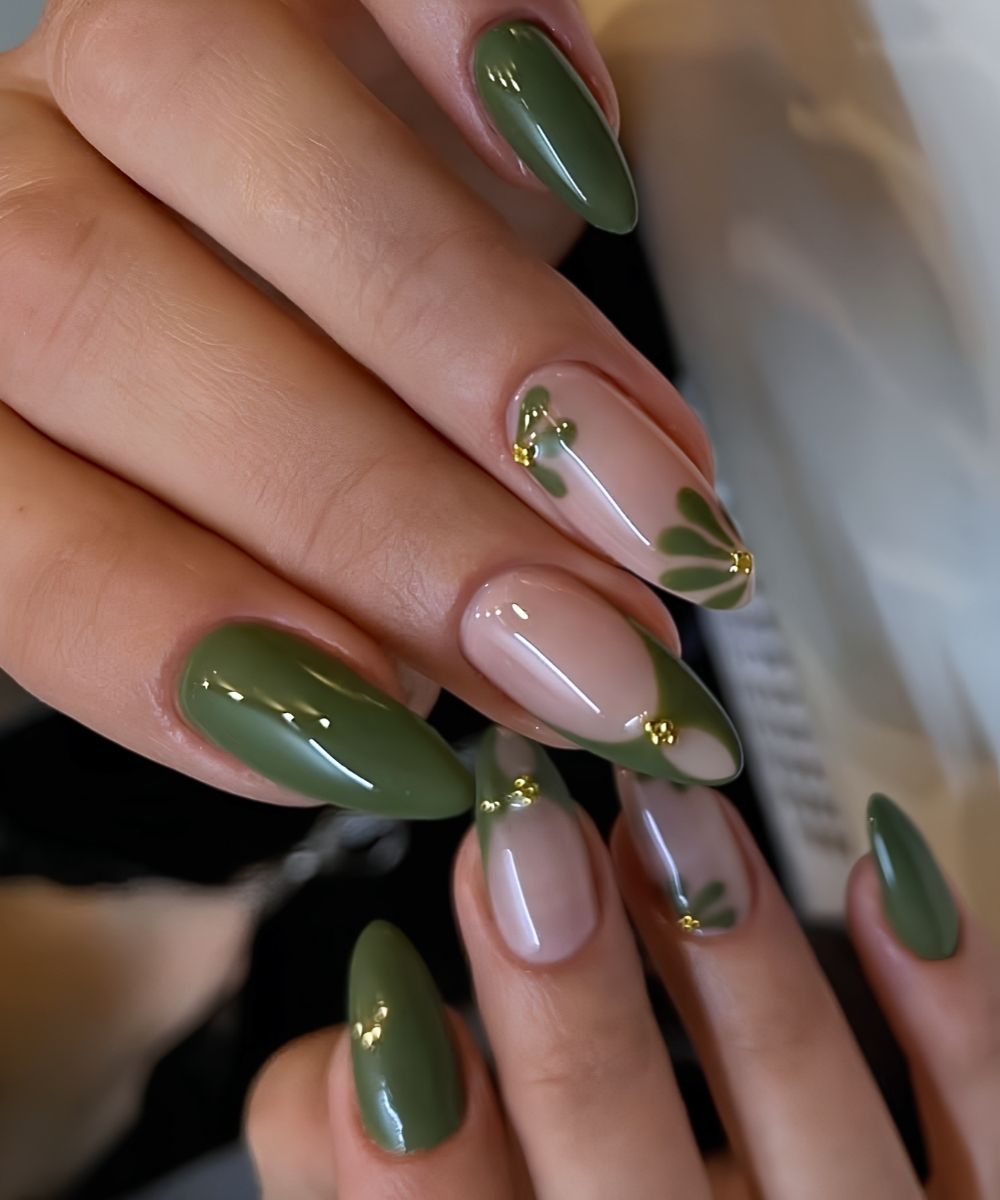 Dunkelolivgruene Naegel mit Blumen
