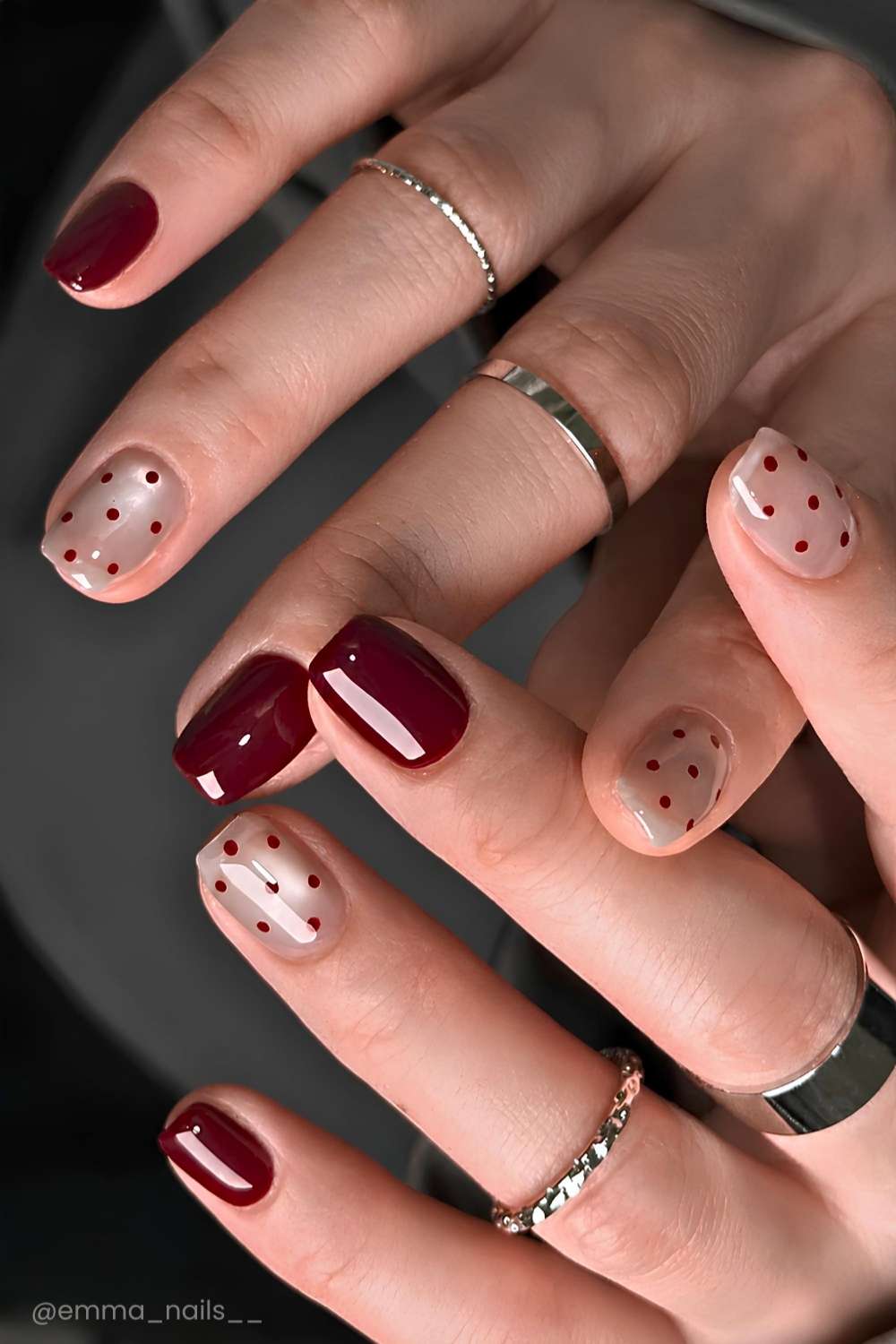 Dunkelrote Manikuere mit Cat Eye und Polka Dots