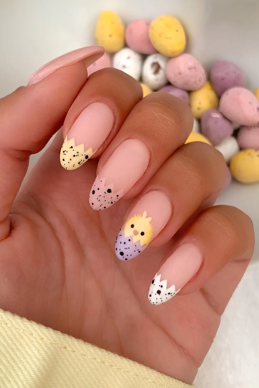 Eierschalen-French-Tips mit geschl&uuml;pftem K&uuml;ken-Detail