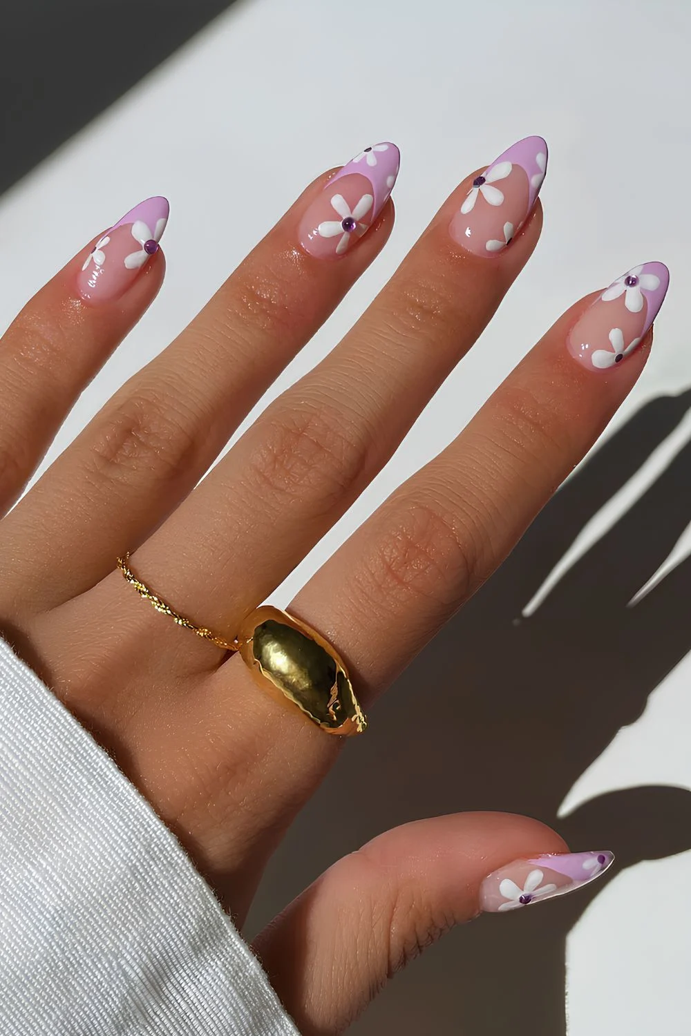 Fliederfarbene French Nägel mit weißen Blüten