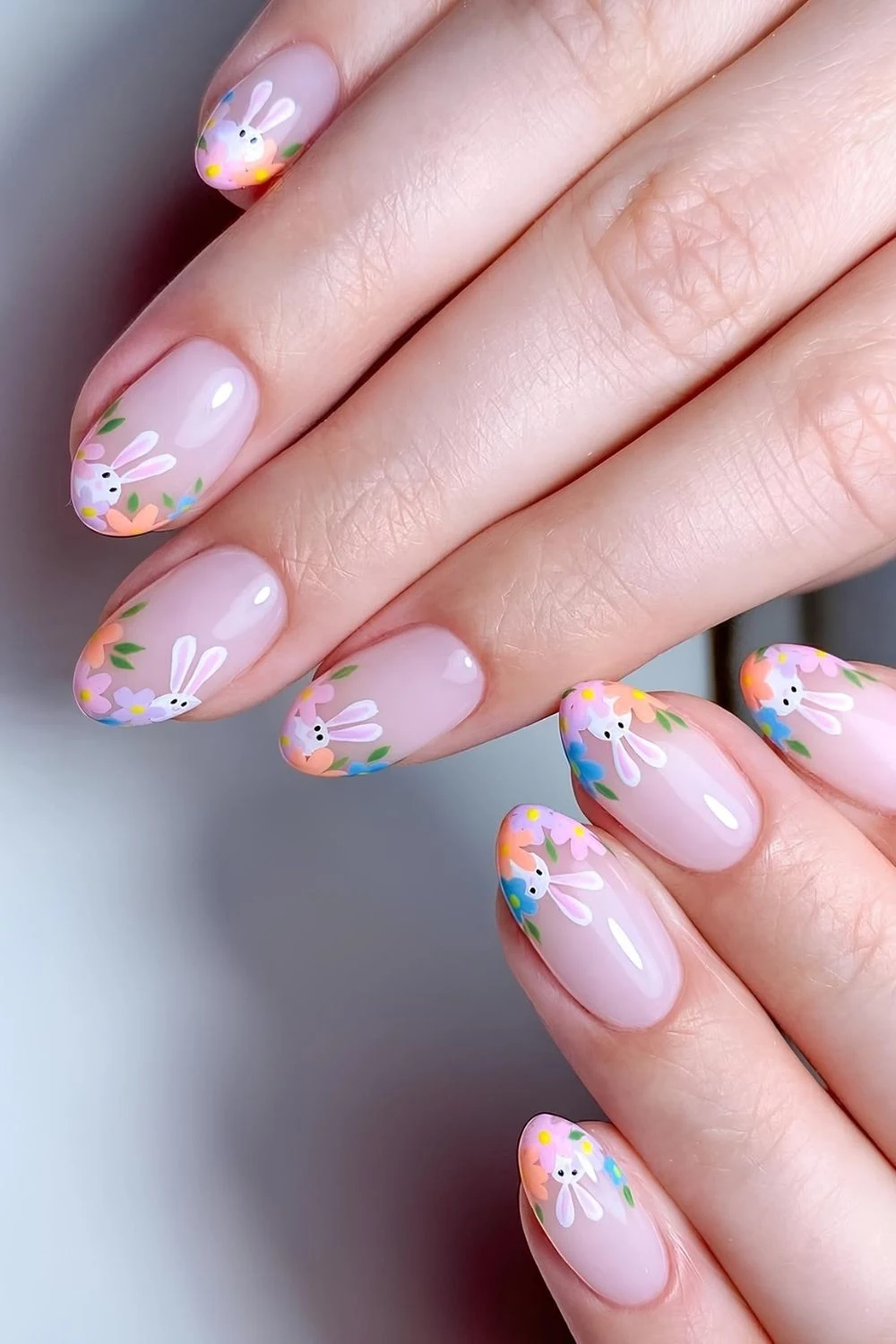 Florale French Tips mit hervorspitzenden H&auml;schen