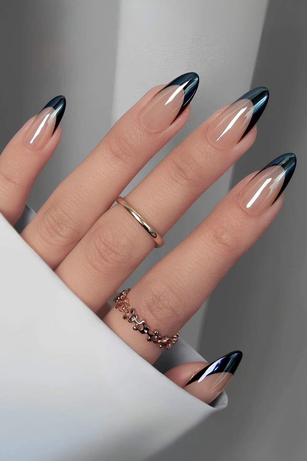 French-Nägel mit schwarzem Chrome-Finish