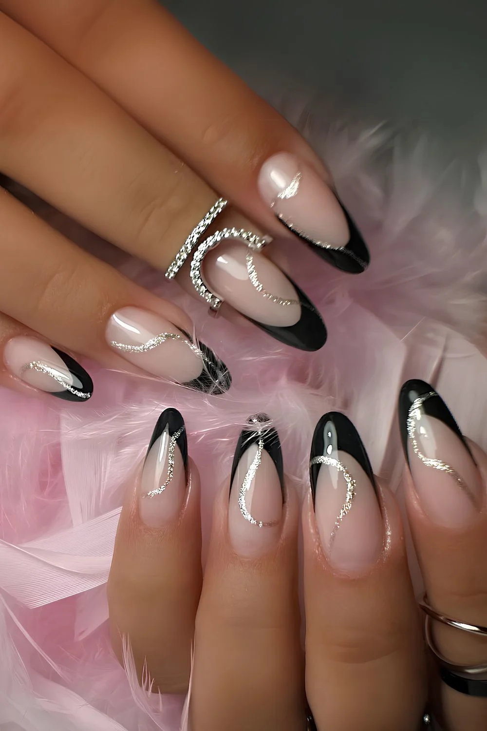 French-Nägel mit silbernen Glitzer-Swirls