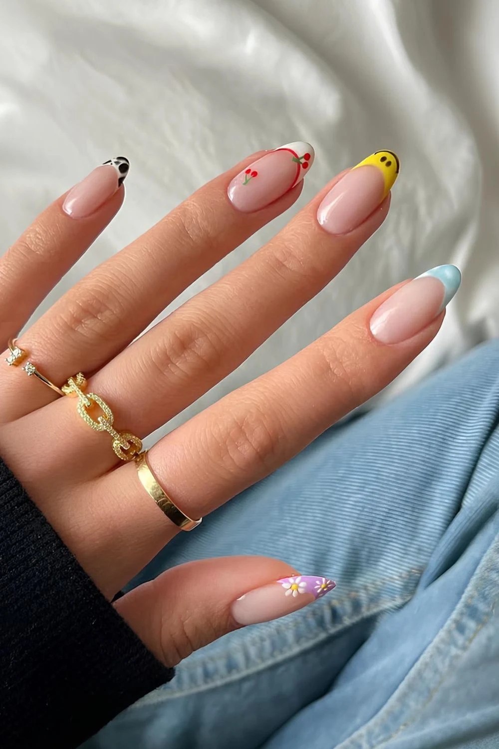 French-Nägel mit verschiedenen Designs auf jedem Finger