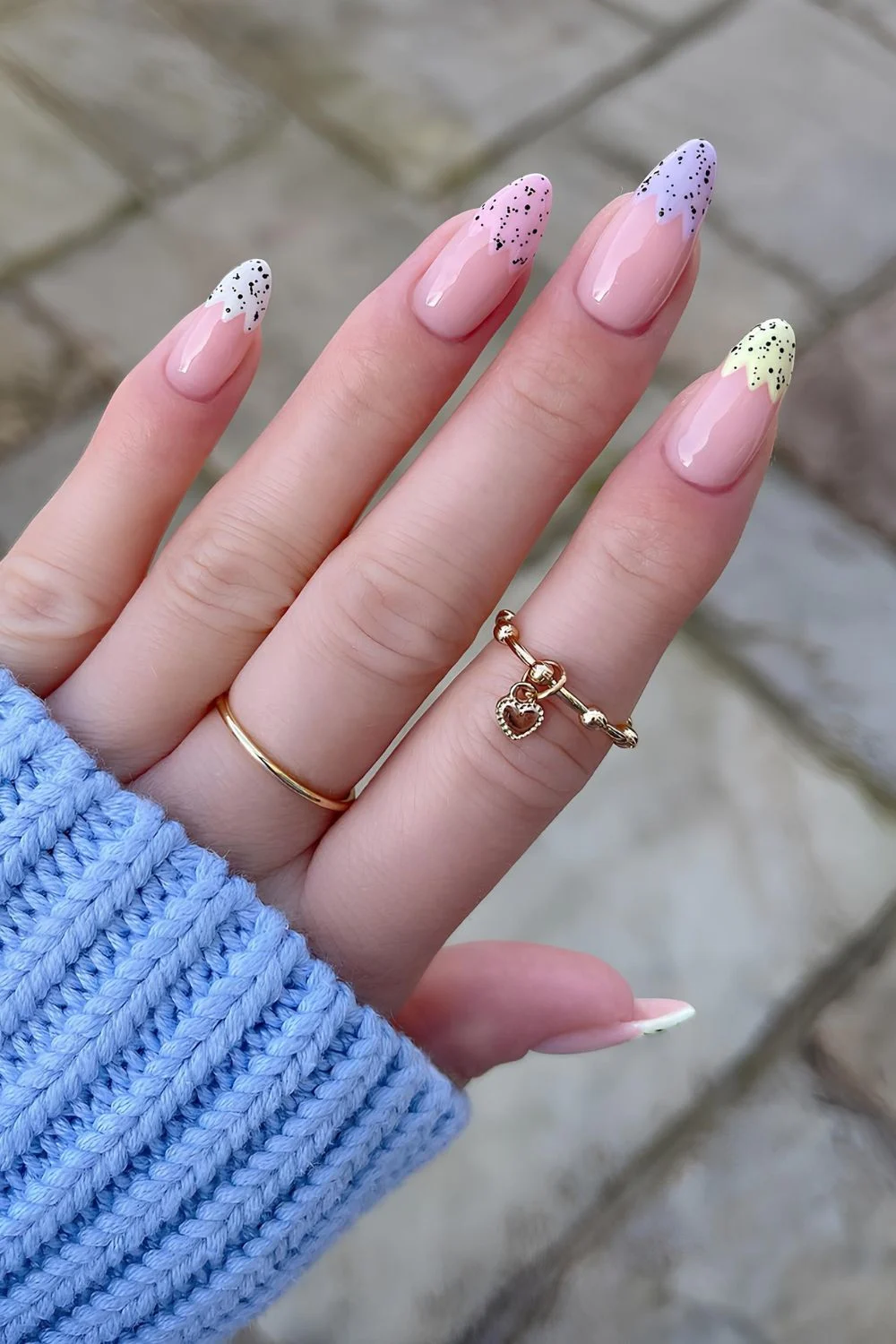 French Tips im Eierschalen-Look mit Mini-Egg-Optik