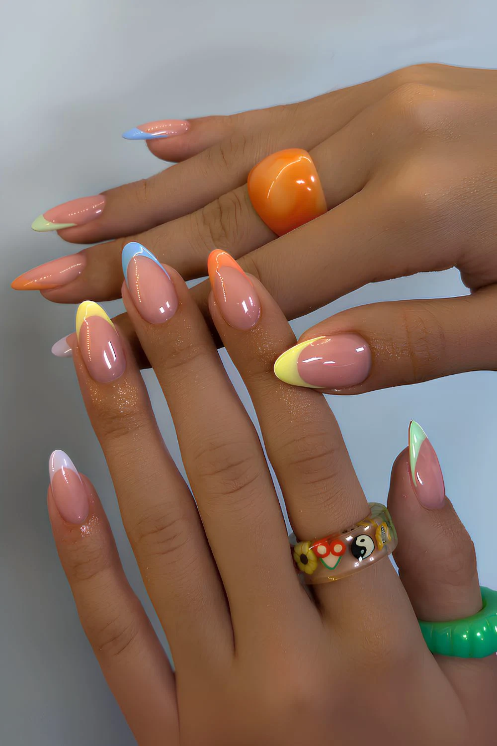 French-Tips in verschiedenen knalligen Farben